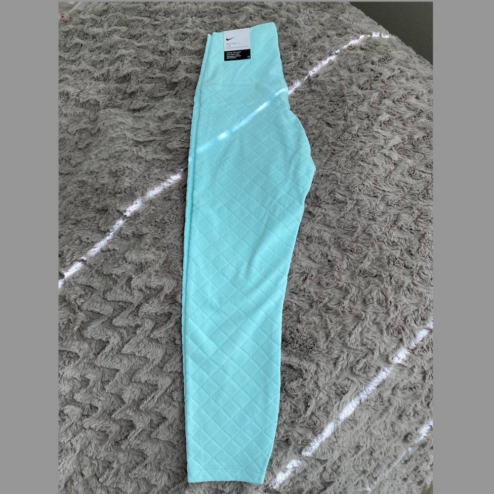 NWT Nike Yoga Luxe High Rise Capri Leggings size XS